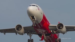 Эйрбас А320 тайского лоукостера AirAsia взлетает из аэропорта Пхукет.