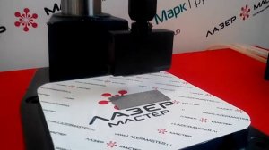 Клеймение наборным клеймом металлической таблички ударным прессом.