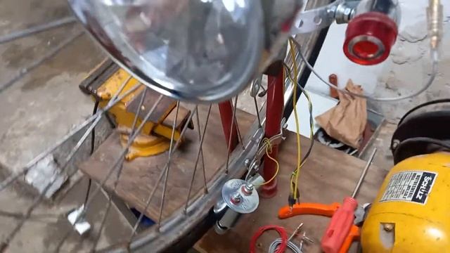 Kit led instalado no farol dinamo 12v 6w modelo de 85mm. смотреть онлайн