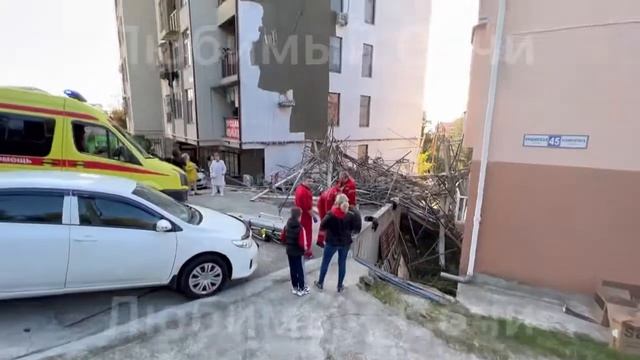 В Сочи строительные леса упали вместе с рабочими смотреть онлайн