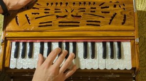 Дамодараштака мелодия на фисгармонии