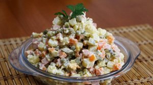 Салат мясной (Оливье).