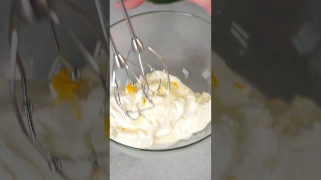 Закусочный бенто-торт с коржами из шпината, отварными креветками и творожным сыром.