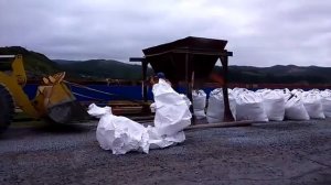 Грузим щебень в биг-бэги в порту Владивостока - транспортная компания А-Сервис