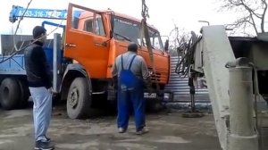 Автокран помогает вытащить камаз манипулятор с кирпичом