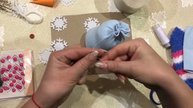 Новогодняя игрушка снеговик из носочков