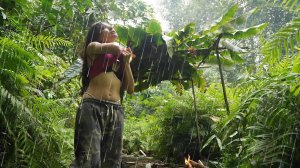 Красивая ДЕВУШКА ночует 30 дней В ЛЕСУ | ОДИНОЧНЫЙ КЕМПИНГ В ТРОПИЧЕСКОМ ЛЕСУ | АСМР звуки природы