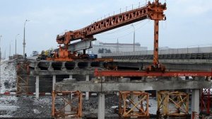 Демонтаж балки пролетного строения шлюзовым краном КШМ-63