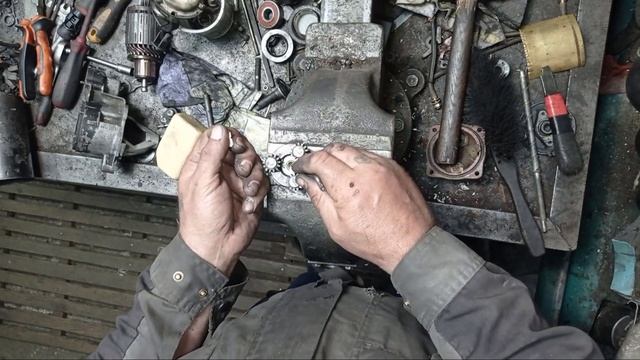 Как извлечь внутреннюю втулку без специального инструмента... смотреть онлайн