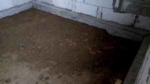 Ровняю подсыпку. Полы по грунту.