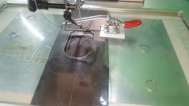 Тест на тяжелые материалы циклической швейной машины с полем шитья 300х200 мм. смотреть онлайн