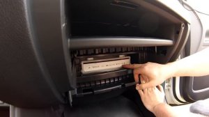 Mitsubishi Outlander 2.4 (2015): Замена салонного фильтра