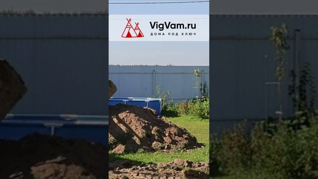Экскаватор копает котлован