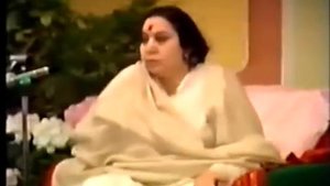 Шри Матаджи показывает как поднимать Кундалини и делать бандан. Классические субтитры