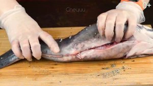 Клариевый сом, запеченный в духовке со сметаной