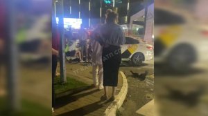 НЕ ПОДЕЛИЛИ ДОРОГУ: В СОЧИ ВОЗЛЕ ЦИРКА СТОЛКНУЛИСЬ ДВА ТАКСИ