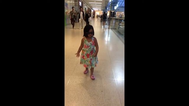 Thea walking backward? Still wearing her 3d glass after watching movies, she's so happy! :-) смотреть онлайн
