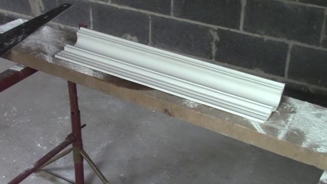 Plaster Coving Installation - How To Cut An External Mitre Part 1 смотреть онлайн