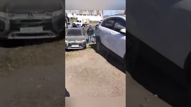 В Уфе на улице Рихарда Зорге пассажирский автобус протаранил 13 припаркованных машин