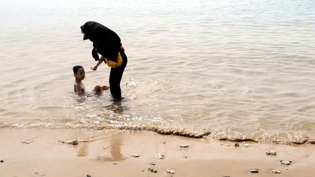 Вьетнам Нячанг погода 6 июня 2023 года  море, люди на пляже, природа