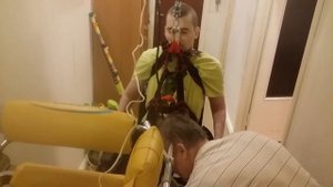 Поднятие человека инвалида лебедкой для вставления в динамический параподиум.