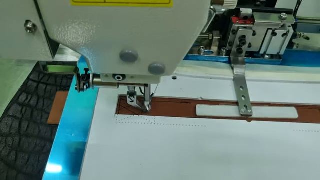 швейная машинка с полем 30 на 20 см. проба с толстой кожей. смотреть онлайн