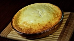 Творожная запеканка с манкой, изюмом и сметаной.