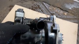 AUDI Q5 (2020г.в) 2.0L — процесс замены термостата.