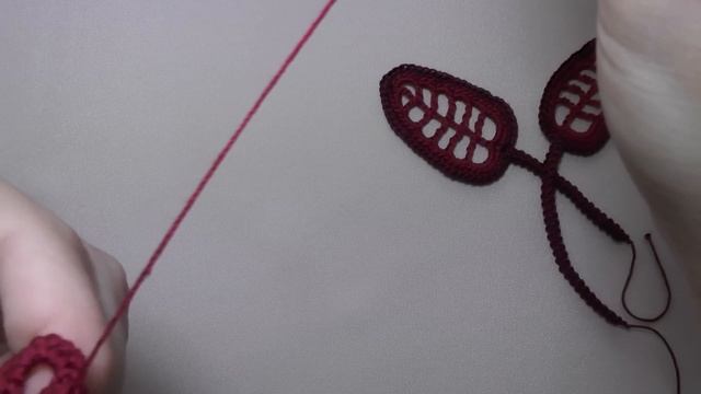 УРОКИ ВЯЗАНИЯ. Ажурный листик вязаный крючком с стебельком шнур-гусеничка. смотреть онлайн