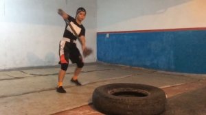 Кувалда + покрышка = суперупражнение !