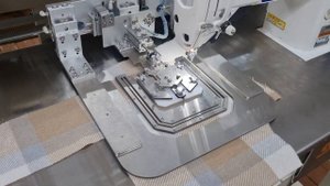 Автомат для пришивания накладных карманов. Толстая фланелевая ткань.