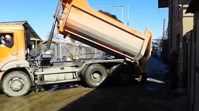 УралАвтоСтрой.  Доставка навоза 12м3 в Березовский