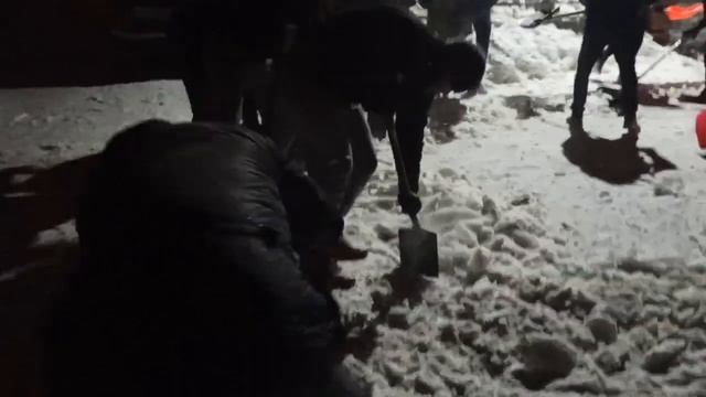 Mieszkańcy Bagnówki zorganizowali wspólną akcję odśnieżania ulicy смотреть онлайн