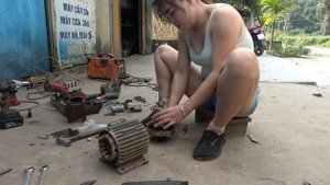 Genius Girl. Repair Maintenance Large Capacity Air Compressor Damaged. Recovery Techniques
