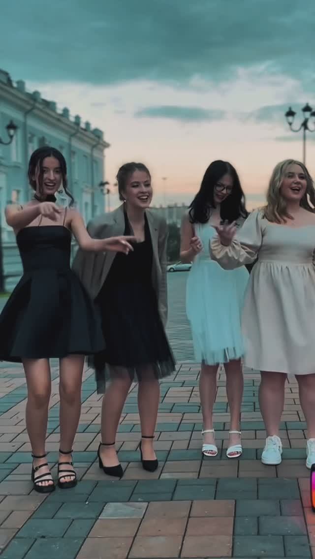 Видеограф Омск. Видеосъёмка Омск. Видеосъёмка выпускного в Омске. Видеооператор на выпускной Омск