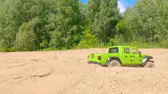 Радиоуправляемые машины – Jeep Gladiator, Land Cruiser Prado, Land Rover Discovery на песчаном испыт