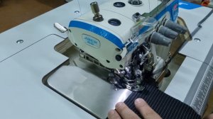 Оверлок Jack E4S под облюмовку мешковины кармана брюк.