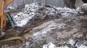 Два гусеничных экскаватора вытаскивают застрявший экскаватор в карьере