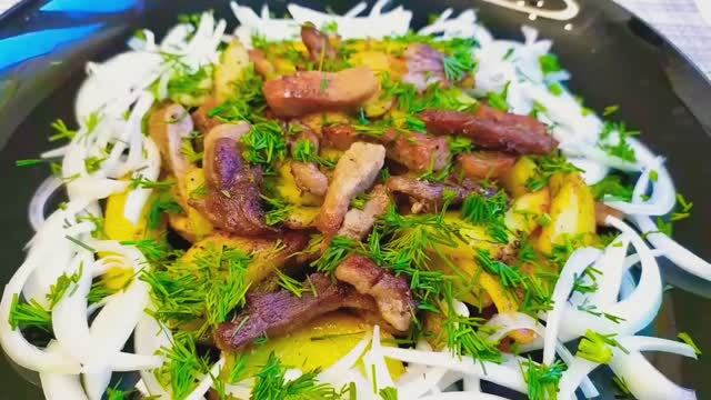 Жареная картошка с мясом на сковороде: вкусно как в ресторане