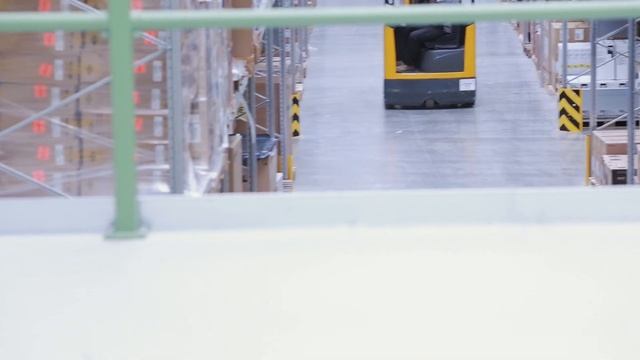 Smart glasses in a warehouse by Itizzimo and Optiscan Group смотреть онлайн