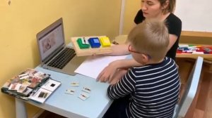 Отработка простой комментирующей фразы. Видео с занятий с игровым логопедом по методике Грузиновой