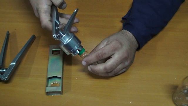 ПОК-Ц. Обжим и снятие колпачков для пенициллиновых флаконов смотреть онлайн