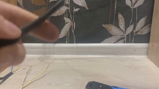 Снятие изоляции с плоских проводов ВВГ П стриппером КВТ WS 07 61670 смотреть онлайн