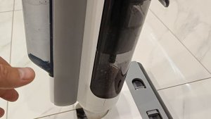 Пример уборки сложных пятен и разлитой воды с помощью вертикального пылесоса KaringBee M3