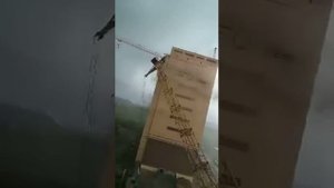 Кран упал прям на высокоэтажный дом