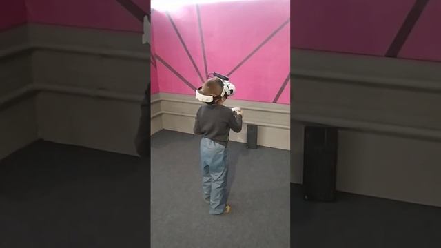 Виртуальная реальность. Штука кидает в детство #vr #игры #дети #детицветыжизни #детство