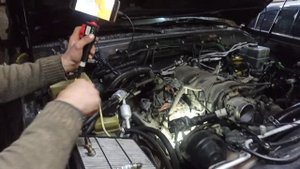 Lexus LX470 2UZ дымит после замены клапанных сальников.