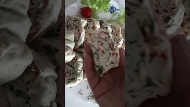 Простой и вкусный рулет из лаваша. Рулет с крабовыми палочками. Рулет из лаваша. Рецепт рулета.