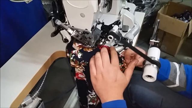 Швейная плоскошовная машина для пришивания резинки к боксерам с ножом для подрезки материала