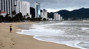 Вьетнам Нячанг погода 25 декабря 2023 года - Тучи над городом.